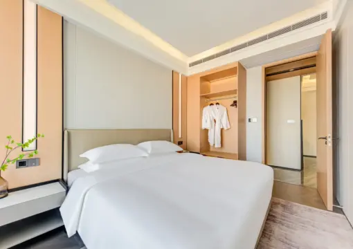 Executive Two-Bedroom Suite with Two Bathrooms | Panoramic Meeting Space | Ideal for Group Gatherings